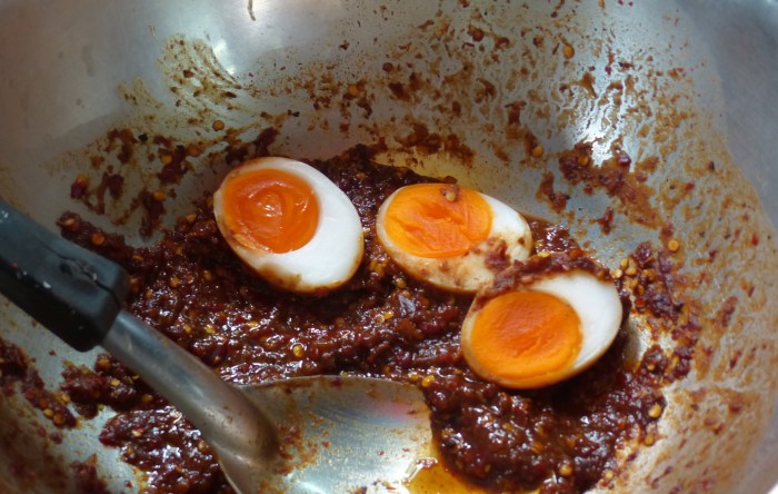 Eggs in Spicy pomegranate 